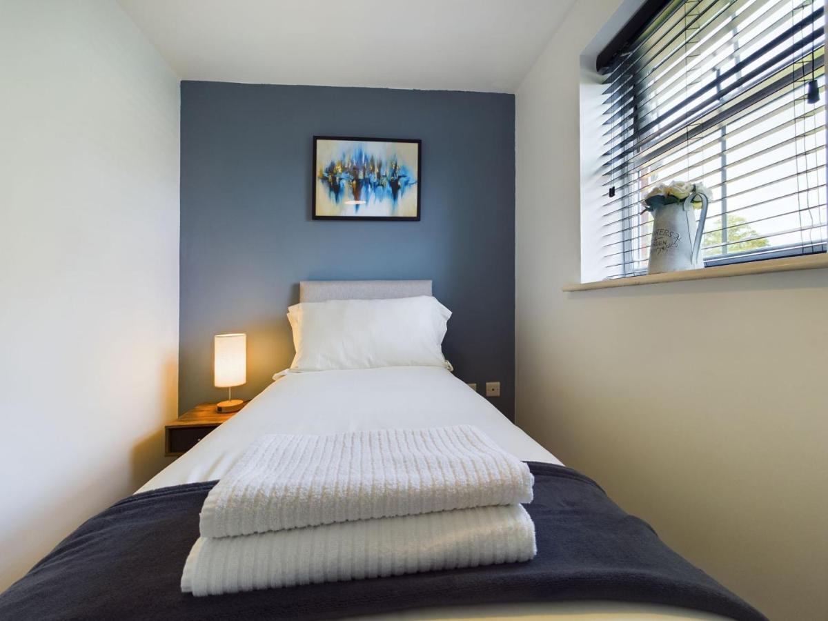 247 Serviced Accommodation In Stafford- 3Br Townhouse מראה חיצוני תמונה